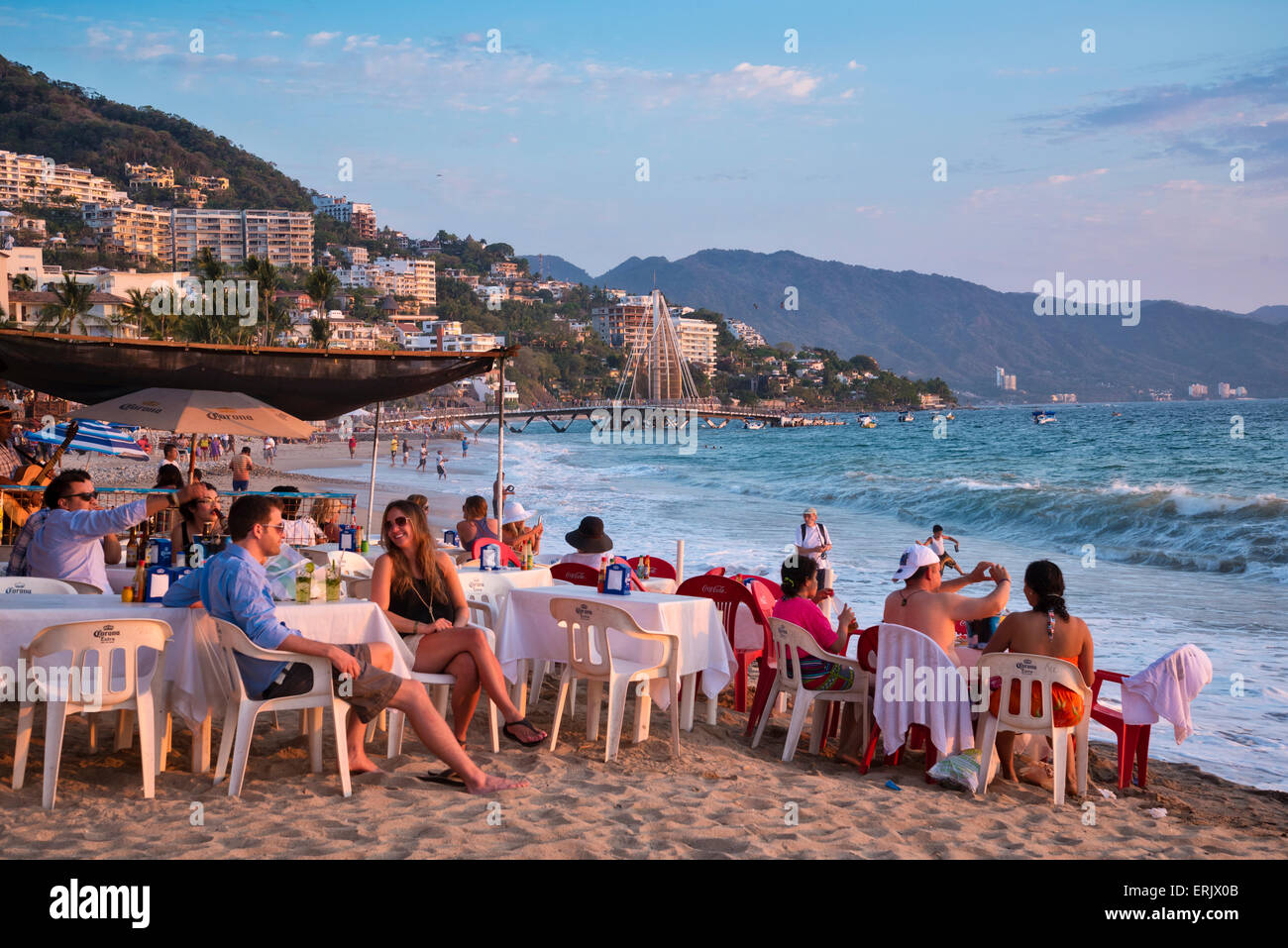 Sur la plage de Playa de los Muertos à Puerto Vallarta, Jalisco, Mexique. Banque D'Images