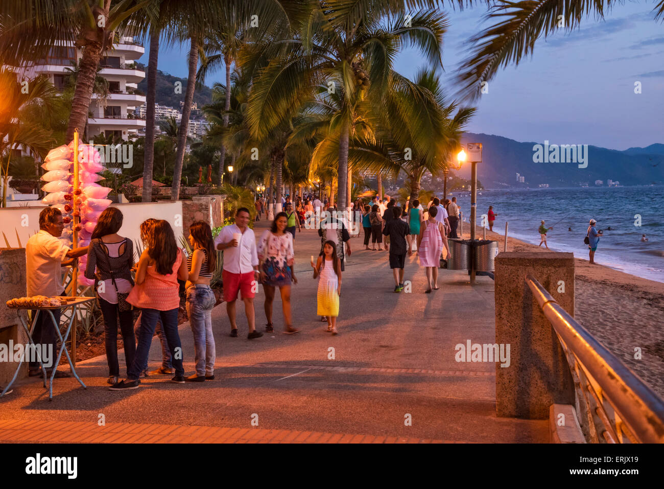 Soirée sur le Malecon à Puerto Vallarta, Jalisco, Mexique. Banque D'Images