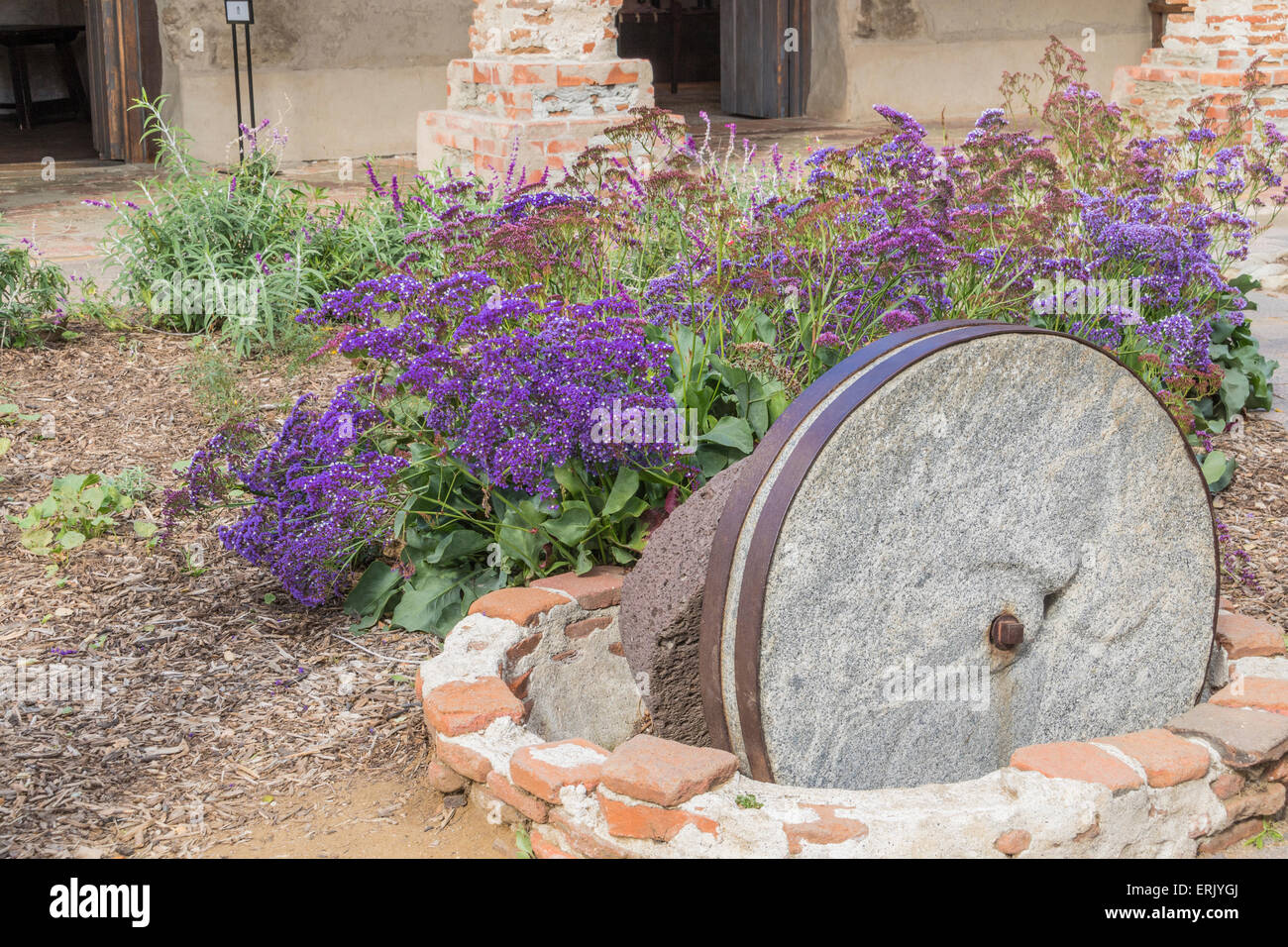 Moulin à meule en pierre "Mission San Juan Capistrano' avec des ruines, un musée, et de réhabilitation en cours. Banque D'Images