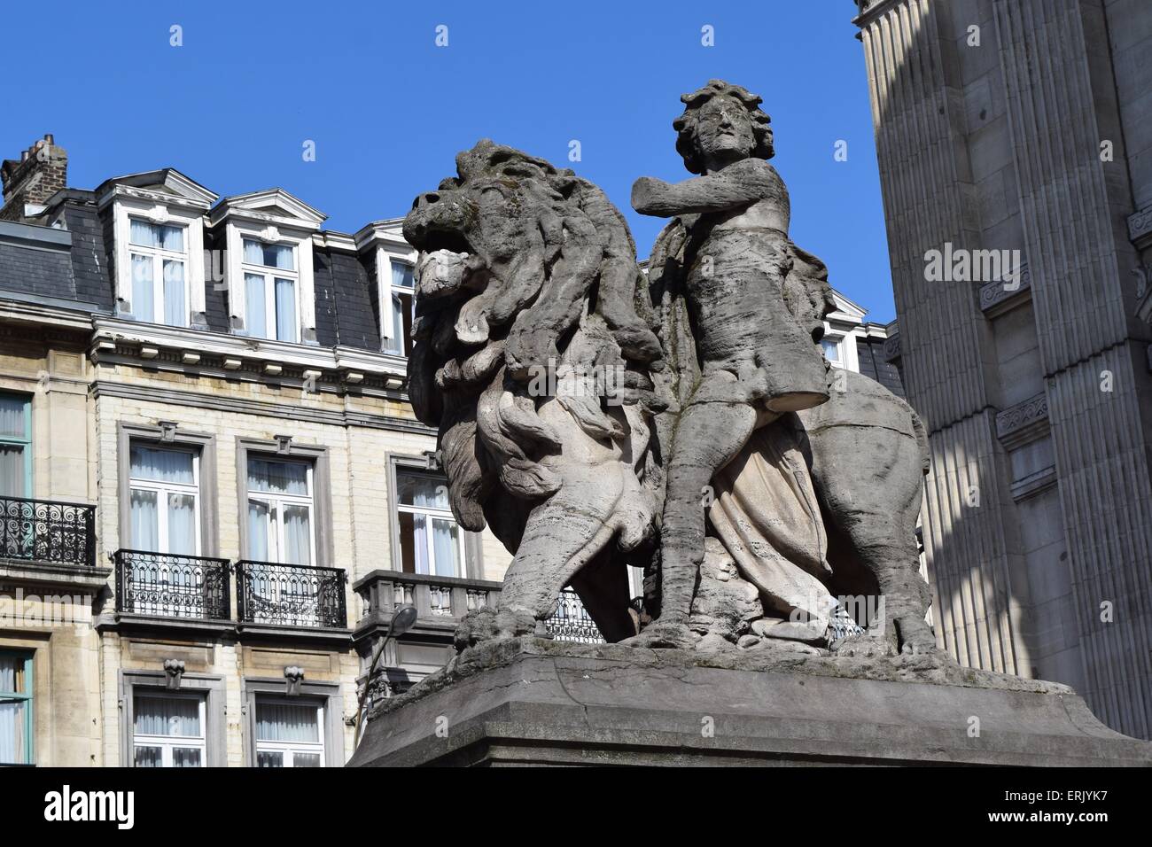 Statue de lion et garçon manque un bras et jambe à Bruxelles, Belgique Banque D'Images