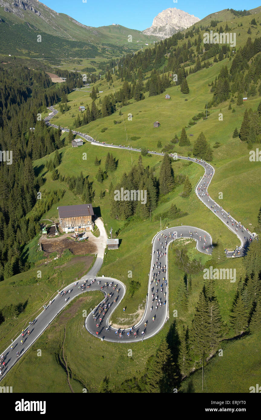 Vue aérienne de la route jusqu'au Passo Pordoi (2239 m), la seconde passe de l-Maratona dles Dolomites bikerace. La course a lieu o Banque D'Images