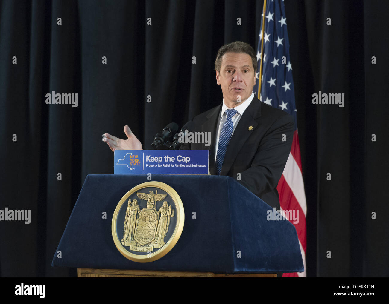 Ingelmunster, New York, USA. 3 juin, 2015. Gouverneur de l'Etat de New York Andrew Cuomo parle lors d'un événement à l'extension du régime de l'impôt foncier NY Pac. Lors de l'événement bi-partisan à la salle des Chevaliers de Colomb, plus d'une centaine d'habitants de la région et ont demandé instamment à l'extension de la taxe foncière le bouchon avant la session législative de l'état se termine le 17 juin. L'IMPÔT FONCIER NY Cap vient à échéance en juin 2016, mais il est juridiquement lié à Paris louer-control regulations à échéance ce mois-ci. En juin 2011 dans le comté de Nassau, le gouverneur a signé le premier cap d'impôt la loi. Podium a signer avec le message : Banque D'Images