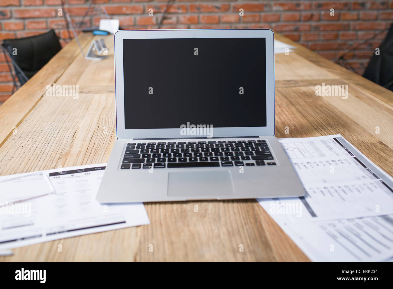 Un ordinateur portable sur la table de conférence Banque D'Images