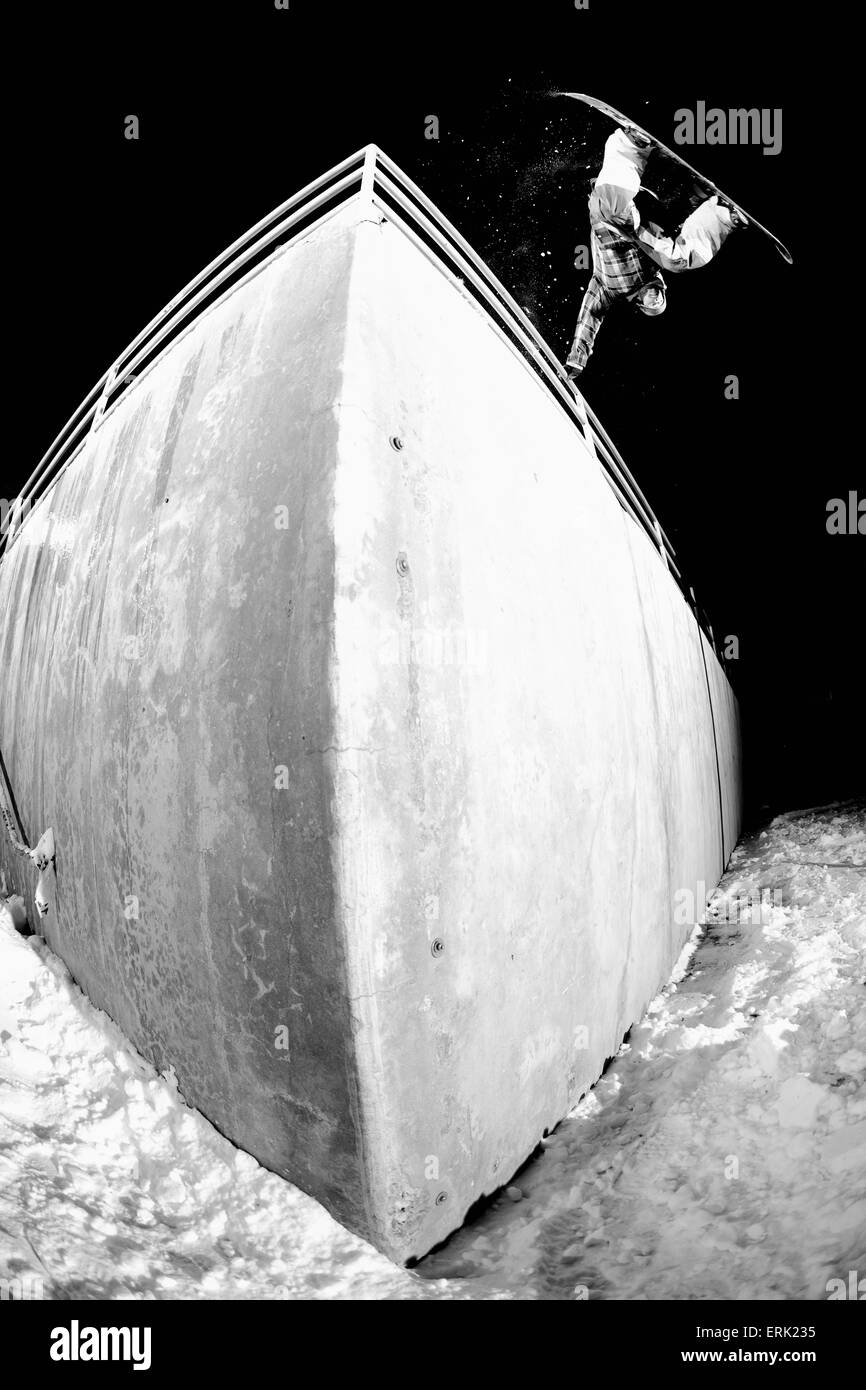 Snowboarder en équilibre sur un bras sur un mur ; Salt Lake City, Utah, États-Unis d'Amérique Banque D'Images