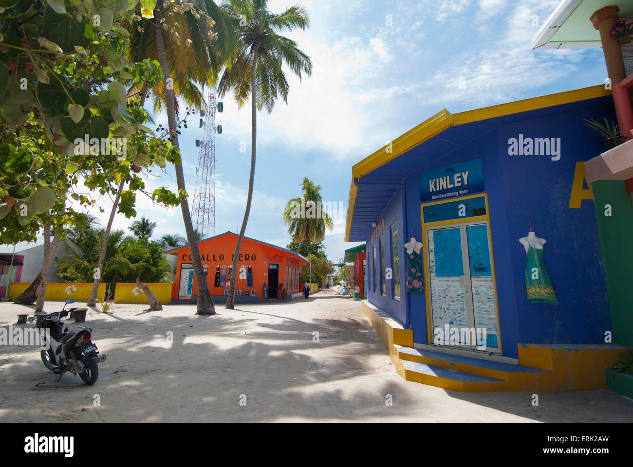 Vue sur la rue, boutiques colorées de la médecine tropicale et de sable, South Male Atoll, Maldives Banque D'Images