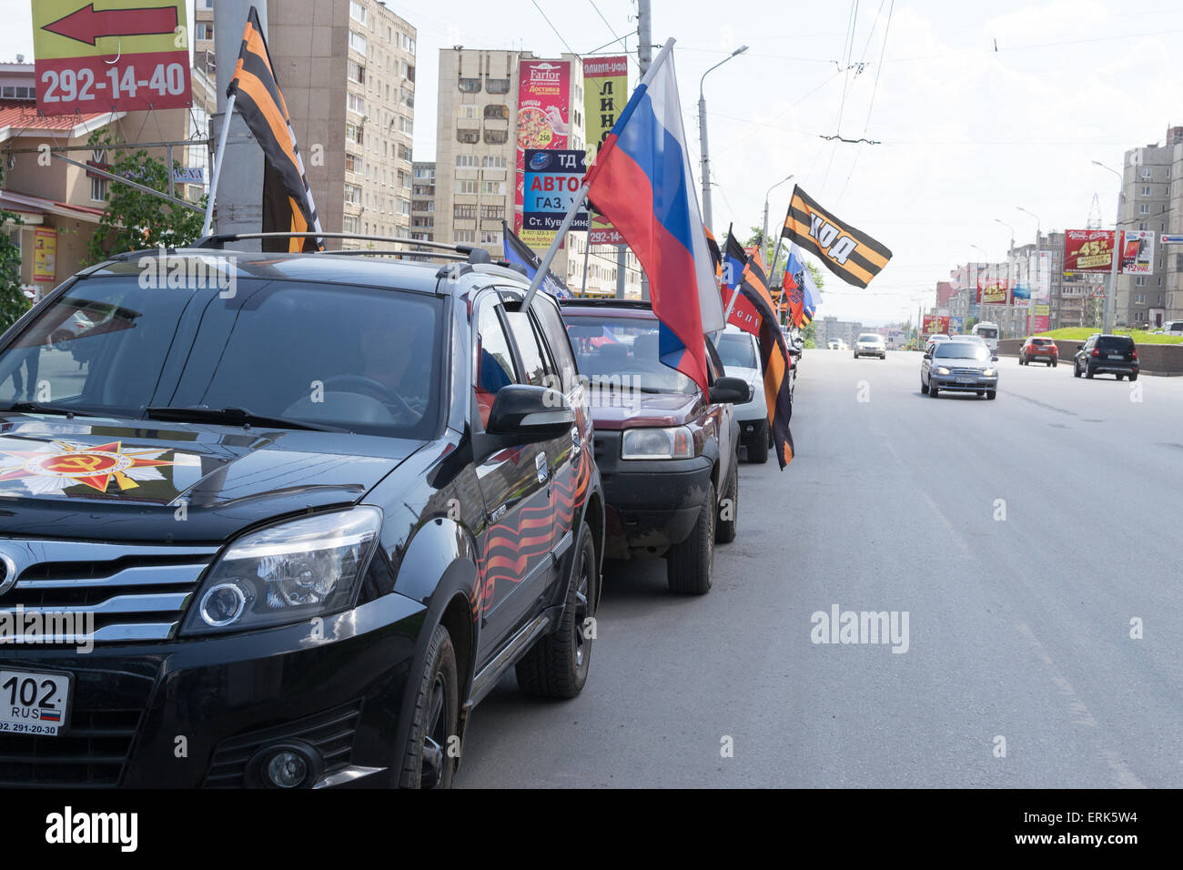 Voitures de Démonstration NOD le drapeau de St George en Ufa Russie Banque D'Images