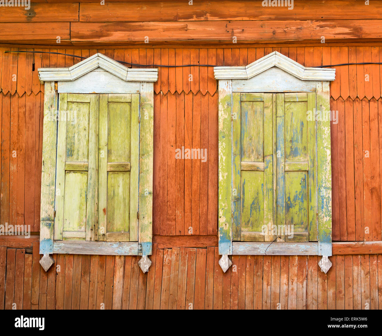 Météo vieux anciens cadres de fenêtre usés russe avec la décoloration de la peinture Banque D'Images