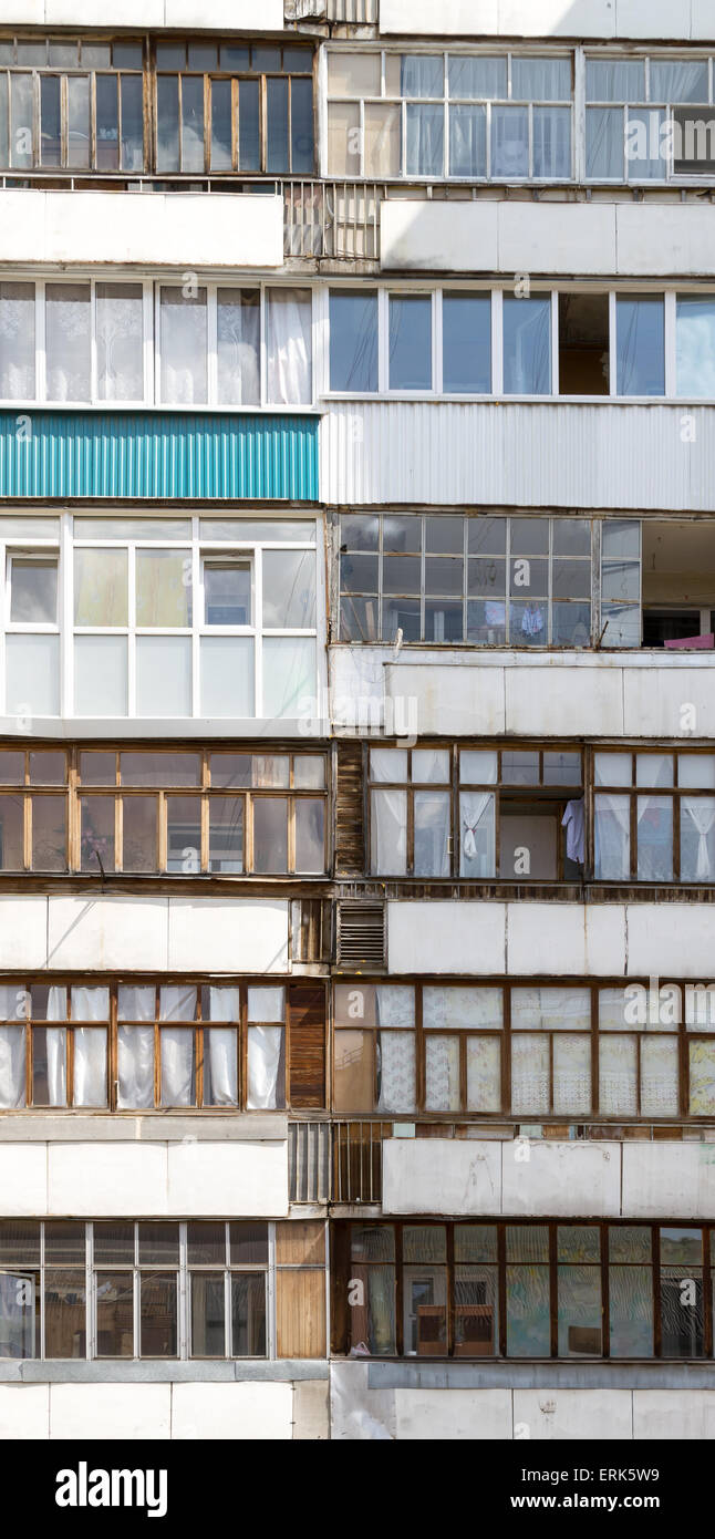 Style ancien style Soviétique de Russie, bloc d'affichage de la fenêtre en Ufa Russie Banque D'Images