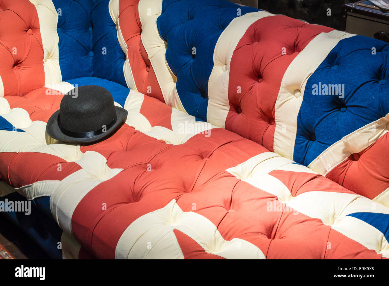British Union Jack Flag canapé rembourré moderne de style avec chapeau melon feutre noir Banque D'Images