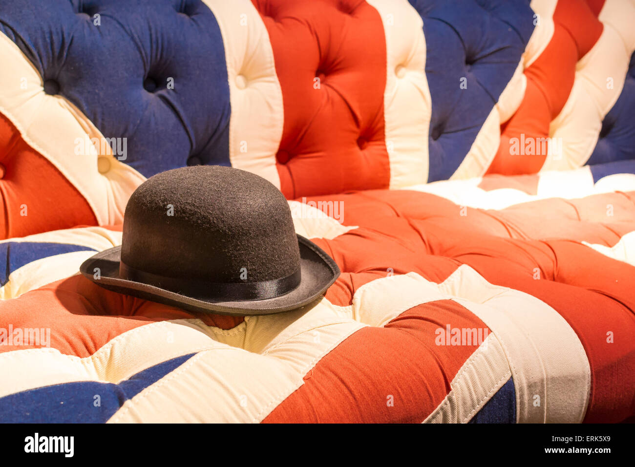 Union Jack Flag canapé rembourré moderne de style avec chapeau melon feutre noir Banque D'Images