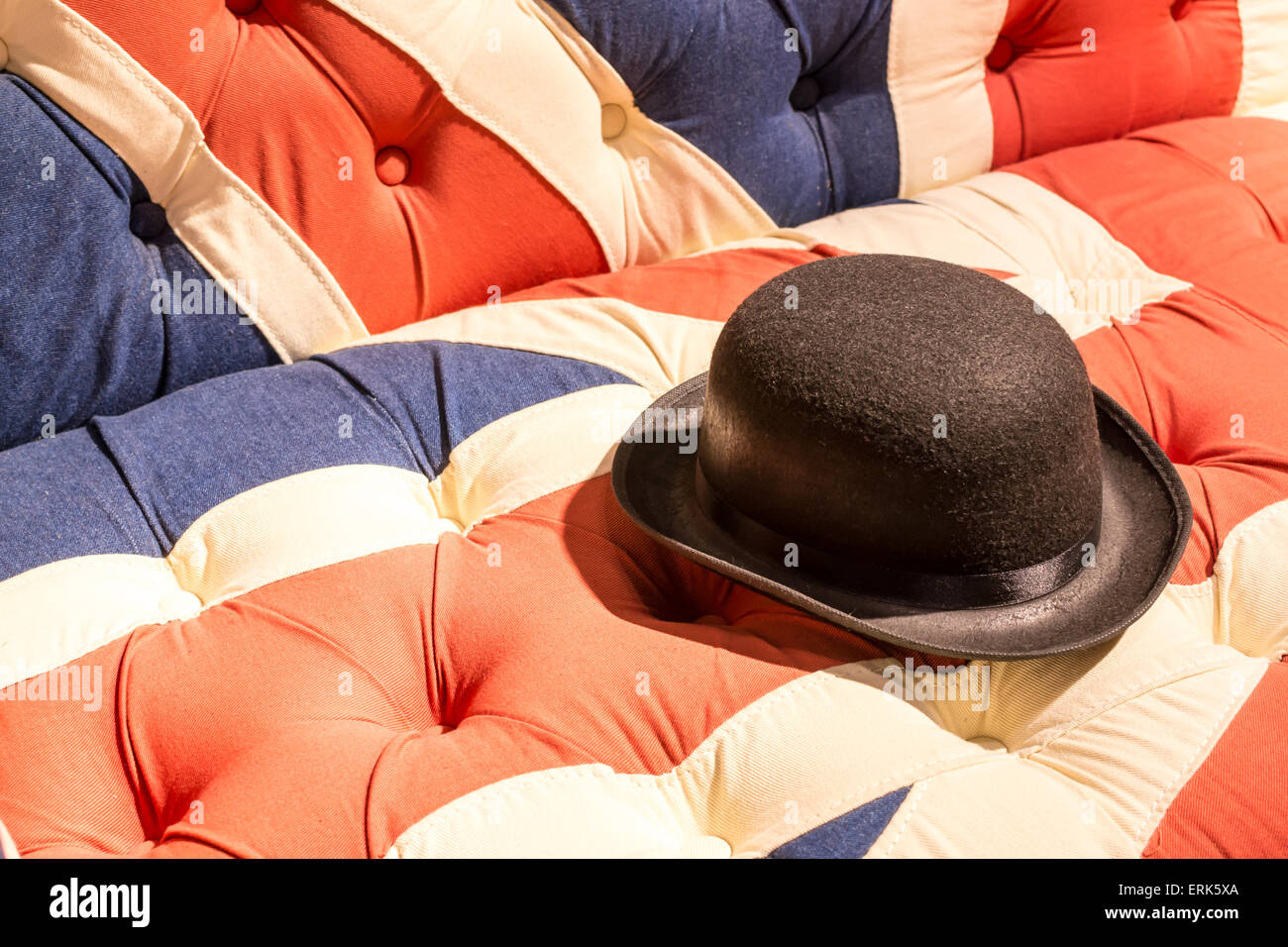 Union Jack Flag canapé rembourré moderne de style avec chapeau melon feutre noir Banque D'Images