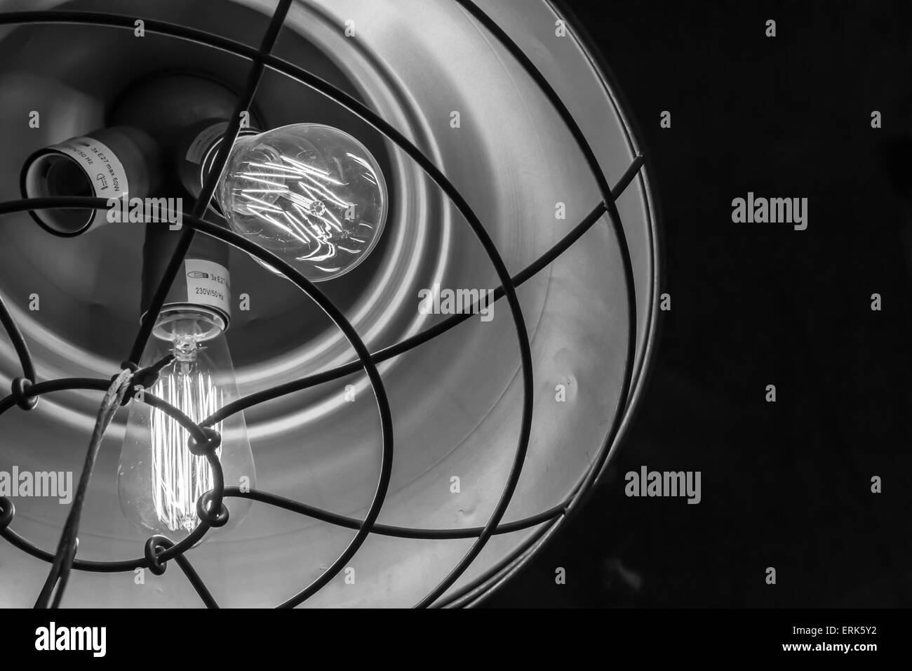 Ampoules de style ancien brûle dans une vieille lampe en noir et blanc Banque D'Images