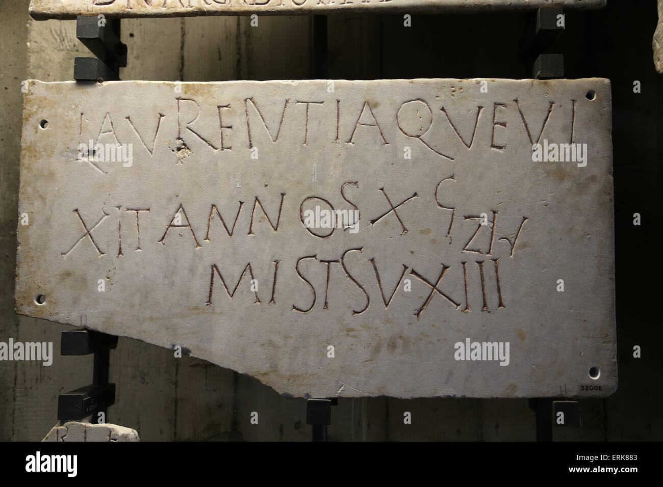 Pierre tombale romaine. Début de Christian. Inscription latine. Musées du Vatican. Banque D'Images