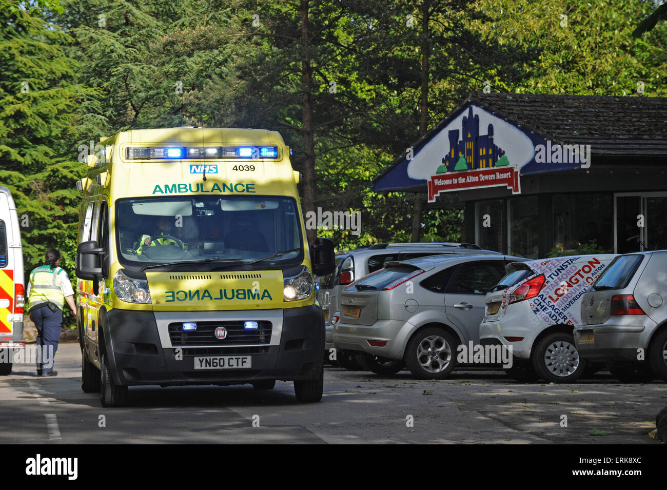 Le parc à thème Alton Towers, Staffordshire. UK. 2 juin, 2015. Une voiture transportant 16 personnes s'écrase dans un chariot à vide sur l'Smiler roller coaster ride. 4 personnes sont gravement blessés. La police et les véhicules et le personnel du service d'ambulance arrivent et partent de l'entrée des employés du parc. Crédit : Richard Grange/Alamy Live News Banque D'Images