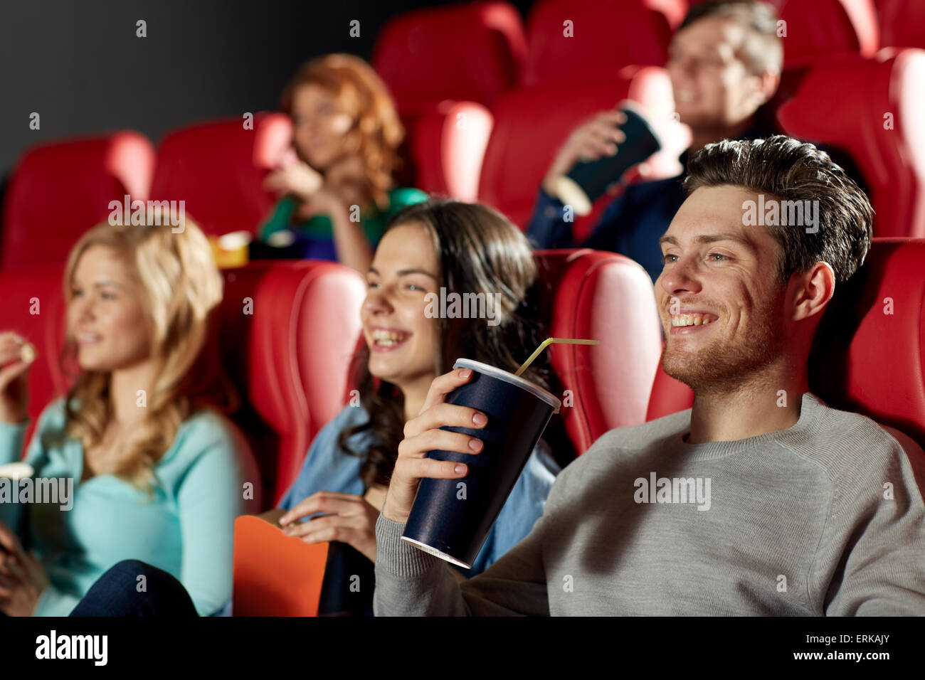 Happy friends watching movie in theatre Banque D'Images