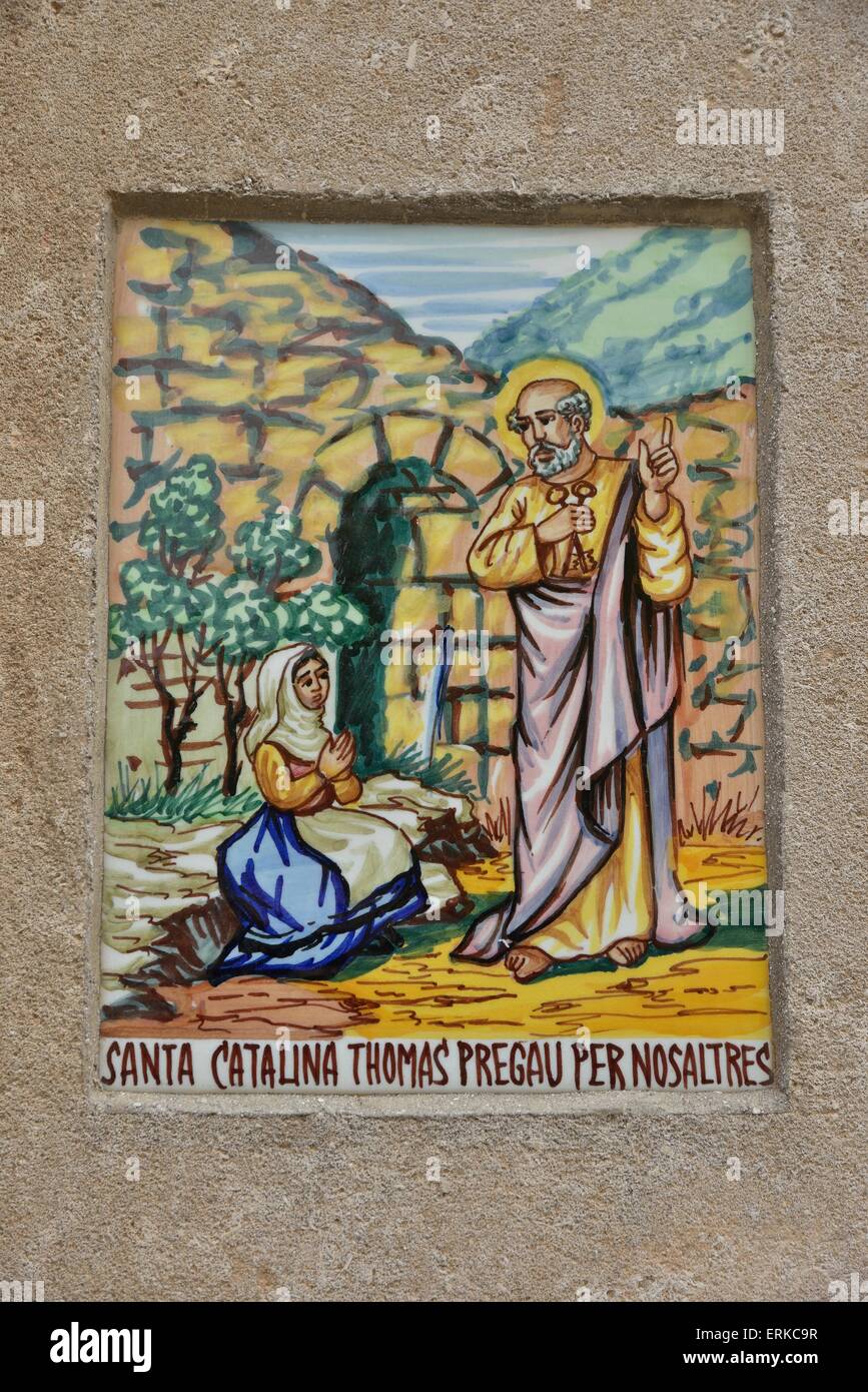 Carreau de mur avec une photo du saint local Santa Catalina Thomás sur un mur de la maison, Valldemossa, montagnes de Tramuntana, Majorque Banque D'Images