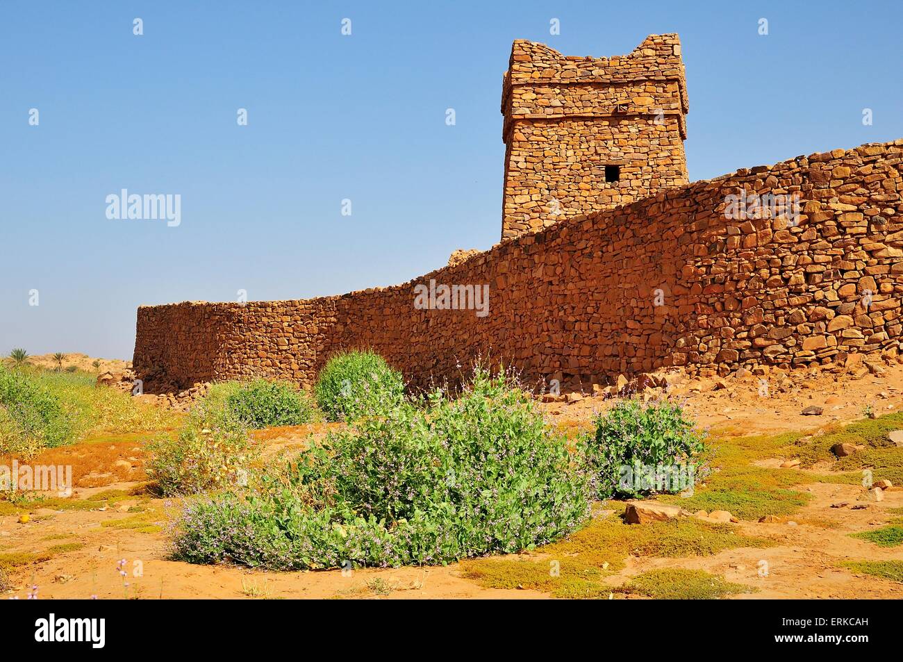 Remparts et minaret de la poste de traite fortifié ou Ksar, UNESCO World Heritage Site, Ouadane, région d'Adrar, Mauritanie Banque D'Images