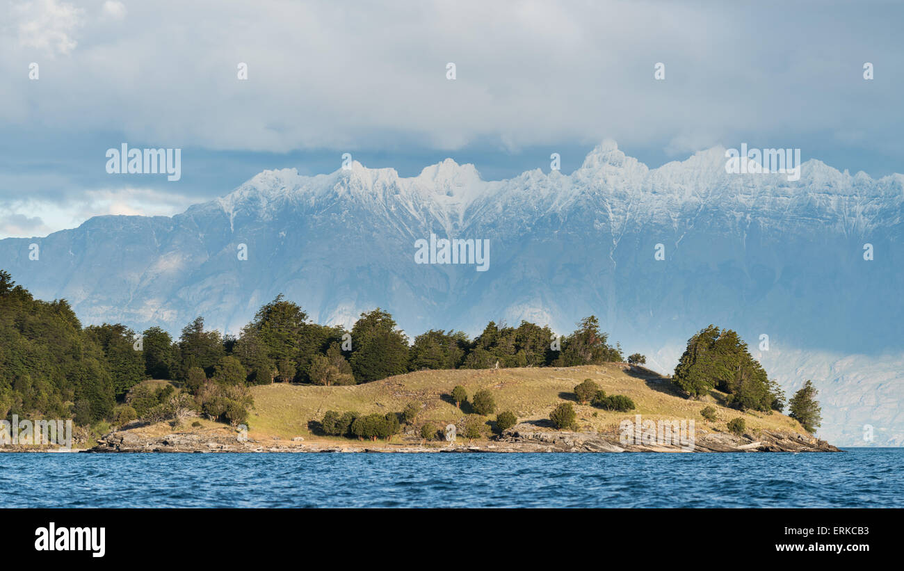 Les Andes domine le Lac General Carrera dans la Région de Aysén du Chili. Banque D'Images