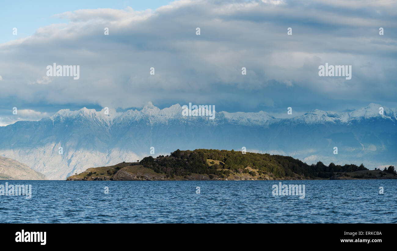 Les Andes domine le Lac General Carrera dans la Région de Aysén du Chili. Banque D'Images