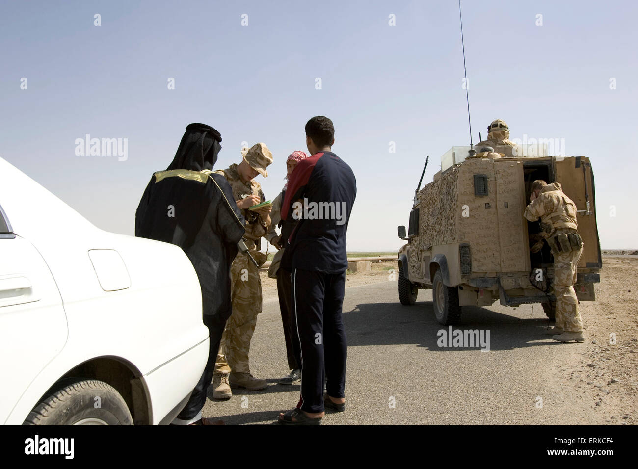 Les Forces britanniques en Irak. Le 1st Battalion Devonshire et Dorset Light Infantry en patrouille près de Bassora, au sud de l'Iraq. Crédit : Gary Calton / eyevine Pour plus d'informations, veuillez contacter eyevine tel :  +44 (0) 20 8709 8709 e-mail : info@eyevine.com www.eyevine.com Crédit : Gary Calton / eyevine Pour plus d'informations, veuillez contacter eyevine tel :  +44 (0) 20 8709 8709 e-mail : info@eyevine.com www.eyevine.com Banque D'Images