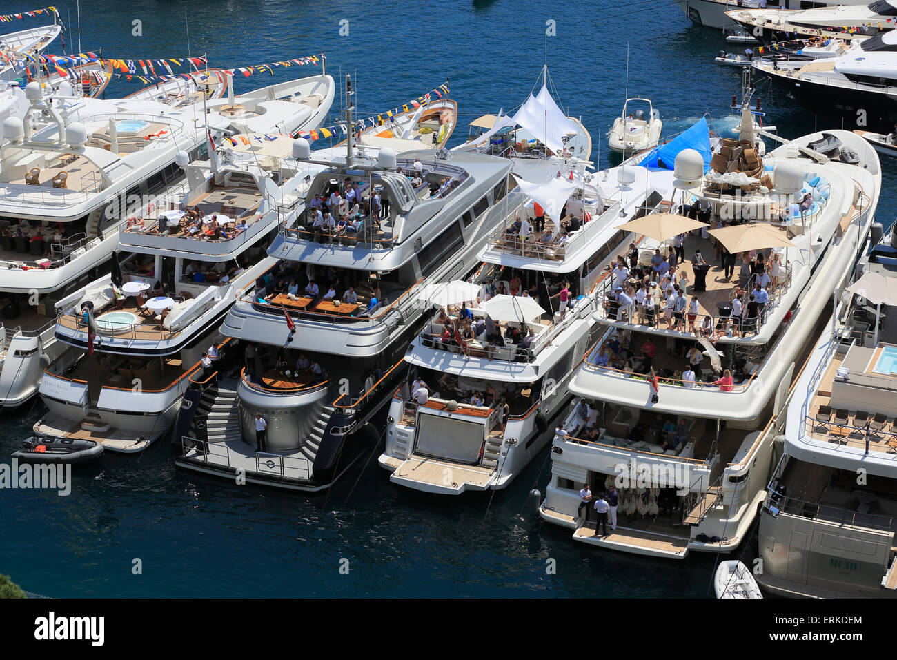 Les spectateurs sur des yachts dans le Port Hercule, Monaco Grand Prix de Formule 1 2015, Principauté de Monaco Banque D'Images