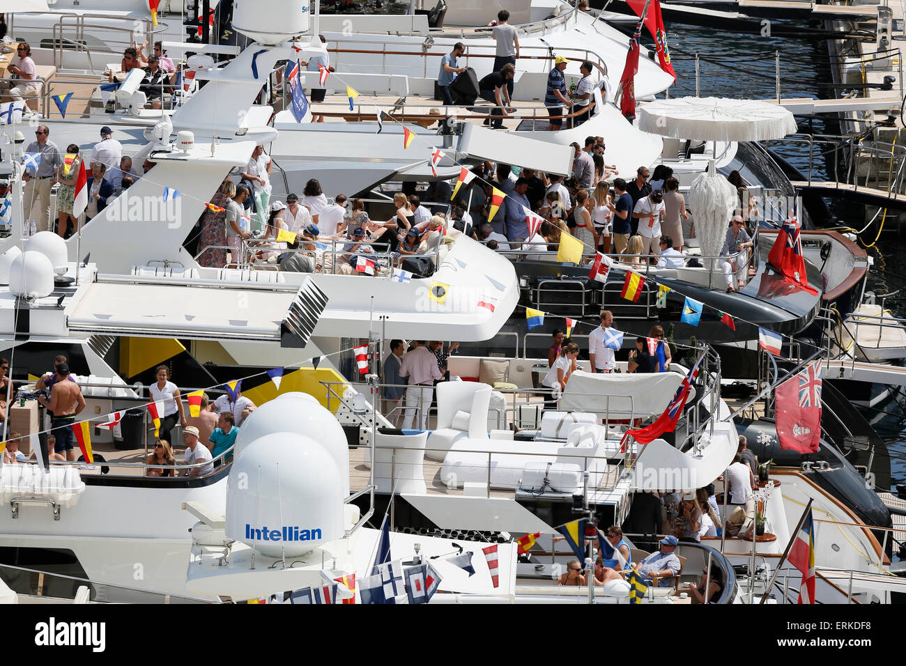 Les spectateurs sur des yachts dans le Port Hercule au cours du Grand Prix de Formule 1 Monaco 2015, Principauté de Monaco Banque D'Images