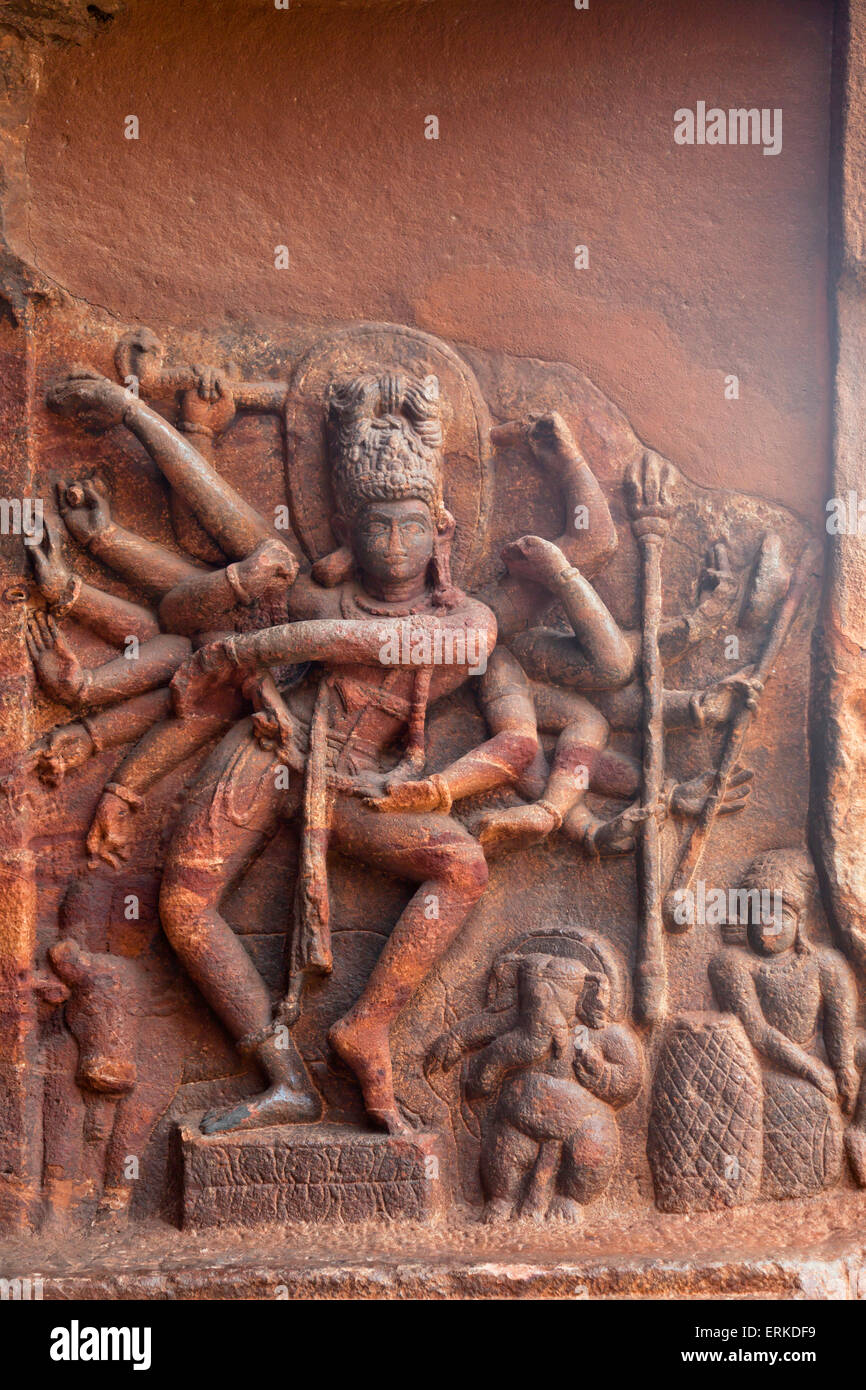 Allégement hindou dans la grotte temple de Badami, Karnataka, Inde Banque D'Images