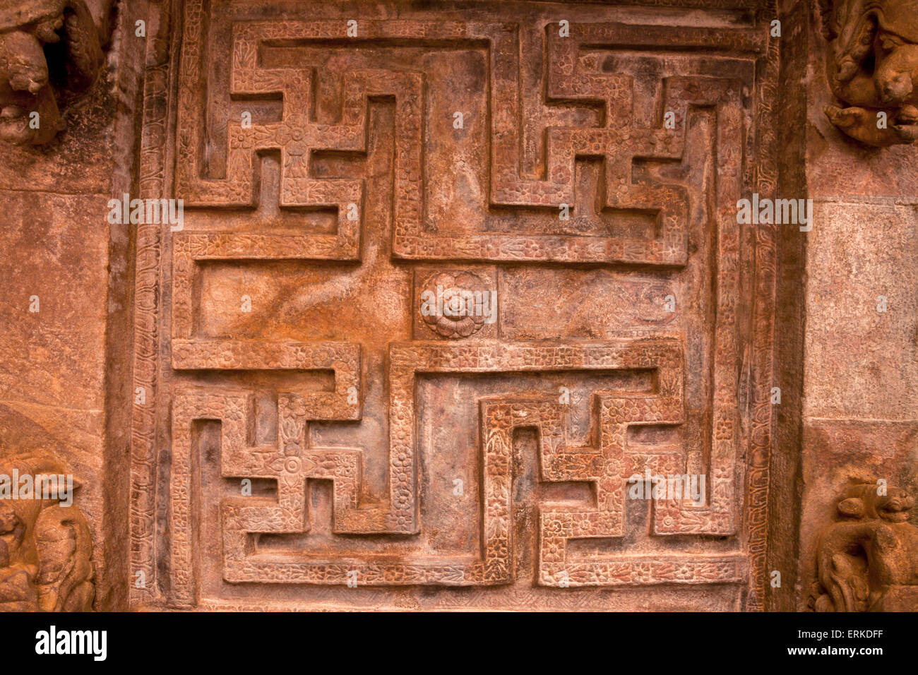 Swastika soulagement dans la cave temple de Badami, Karnataka, Inde Banque D'Images