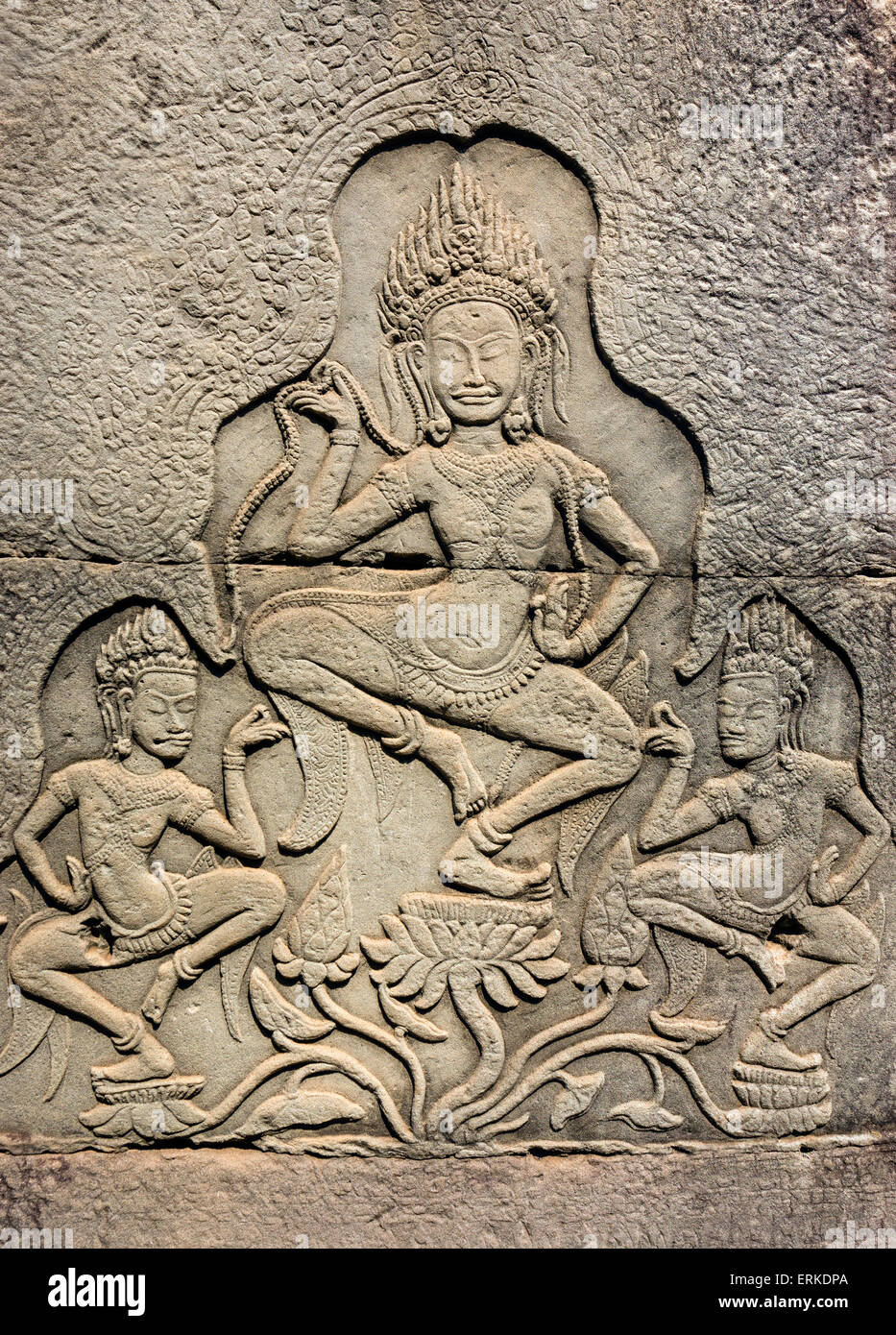 La danse Apsaras, bas-relief, temple Bayon, Angkor Thom, Siem Reap, Cambodge Banque D'Images