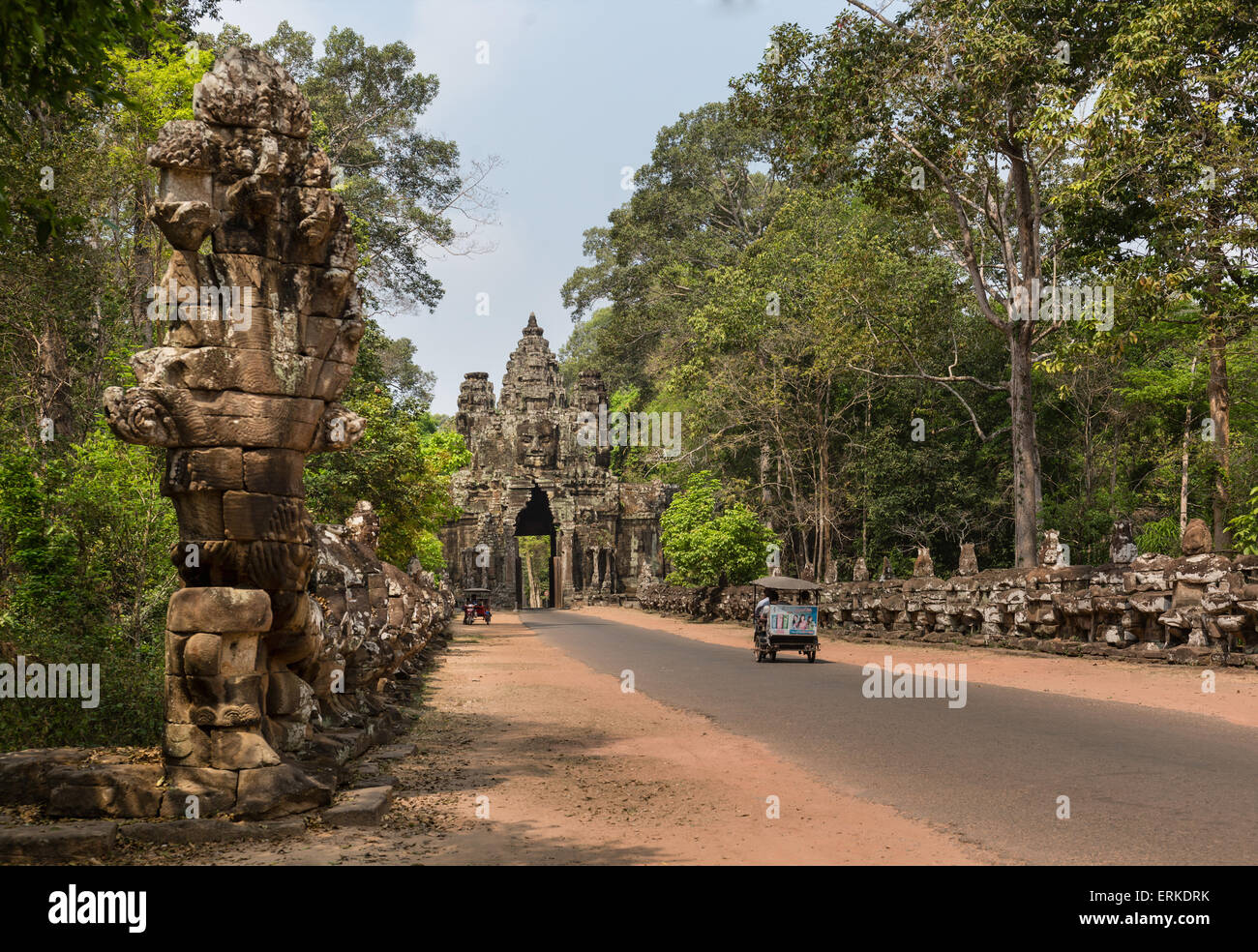 La victoire, côté est d'Angkor Thom, Avalokiteśvara face tour, Naga et statues d'Asura démon, balustrade, tuk-tuk Banque D'Images