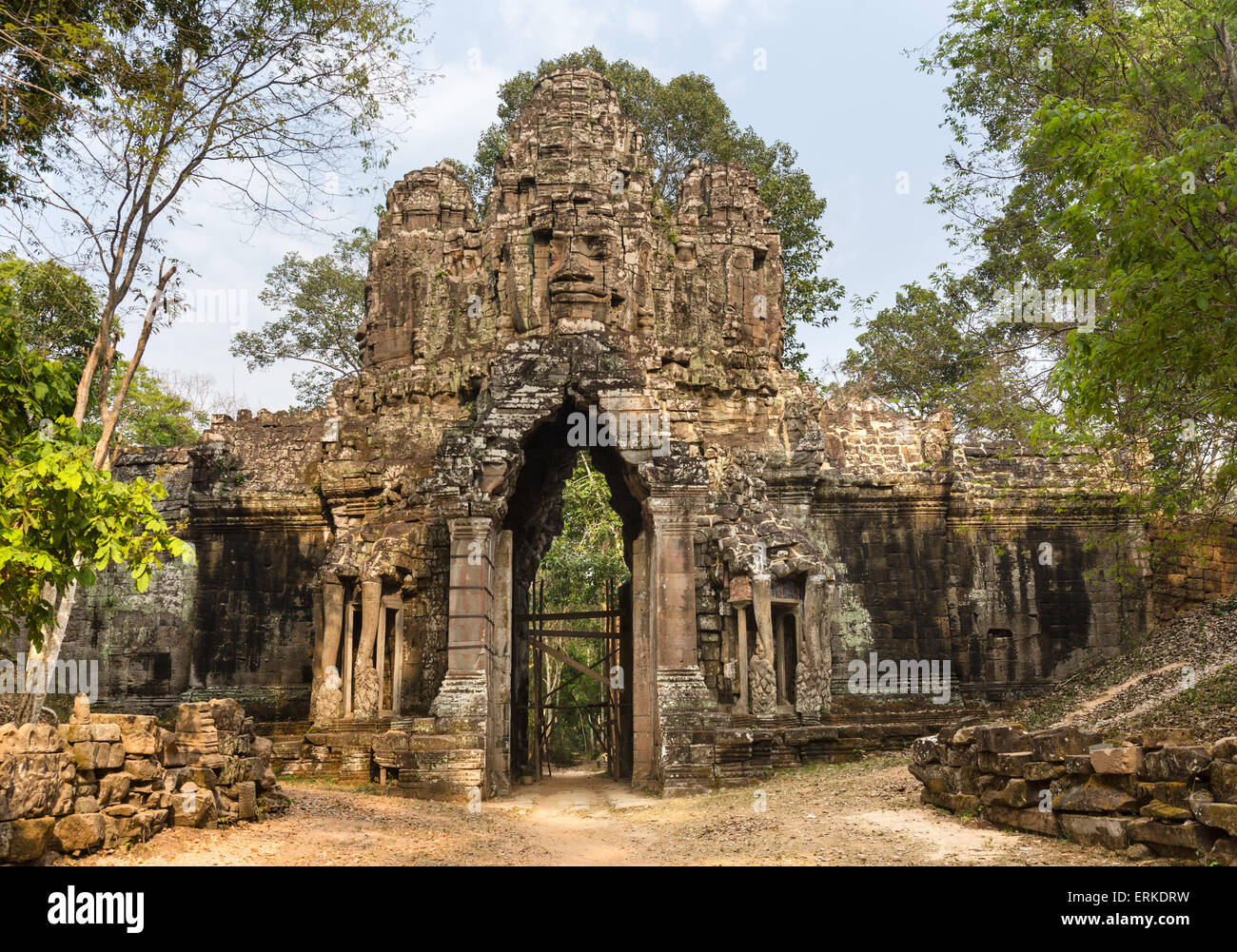 Porte de l'est d'Angkor Thom, porte de la mort, face à Avalokiteśvara tower, vue depuis l'ouest, la Province de Siem Reap, Cambodge Banque D'Images