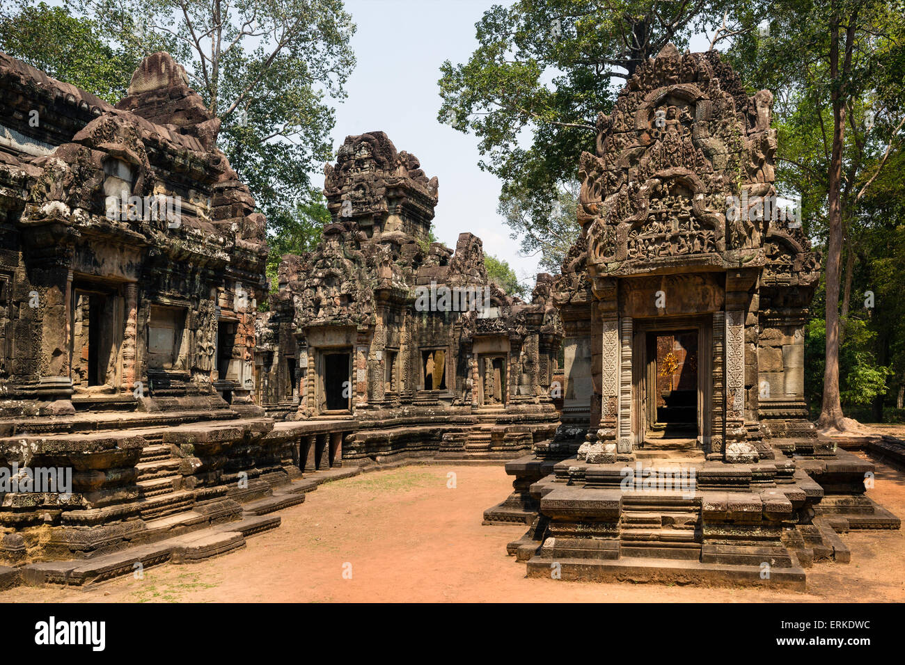 Pavillon de la bibliothèque avec les croyants, Mandapa, Chau Say Tevoda temple, Angkor, la Province de Siem Reap, Cambodge Banque D'Images
