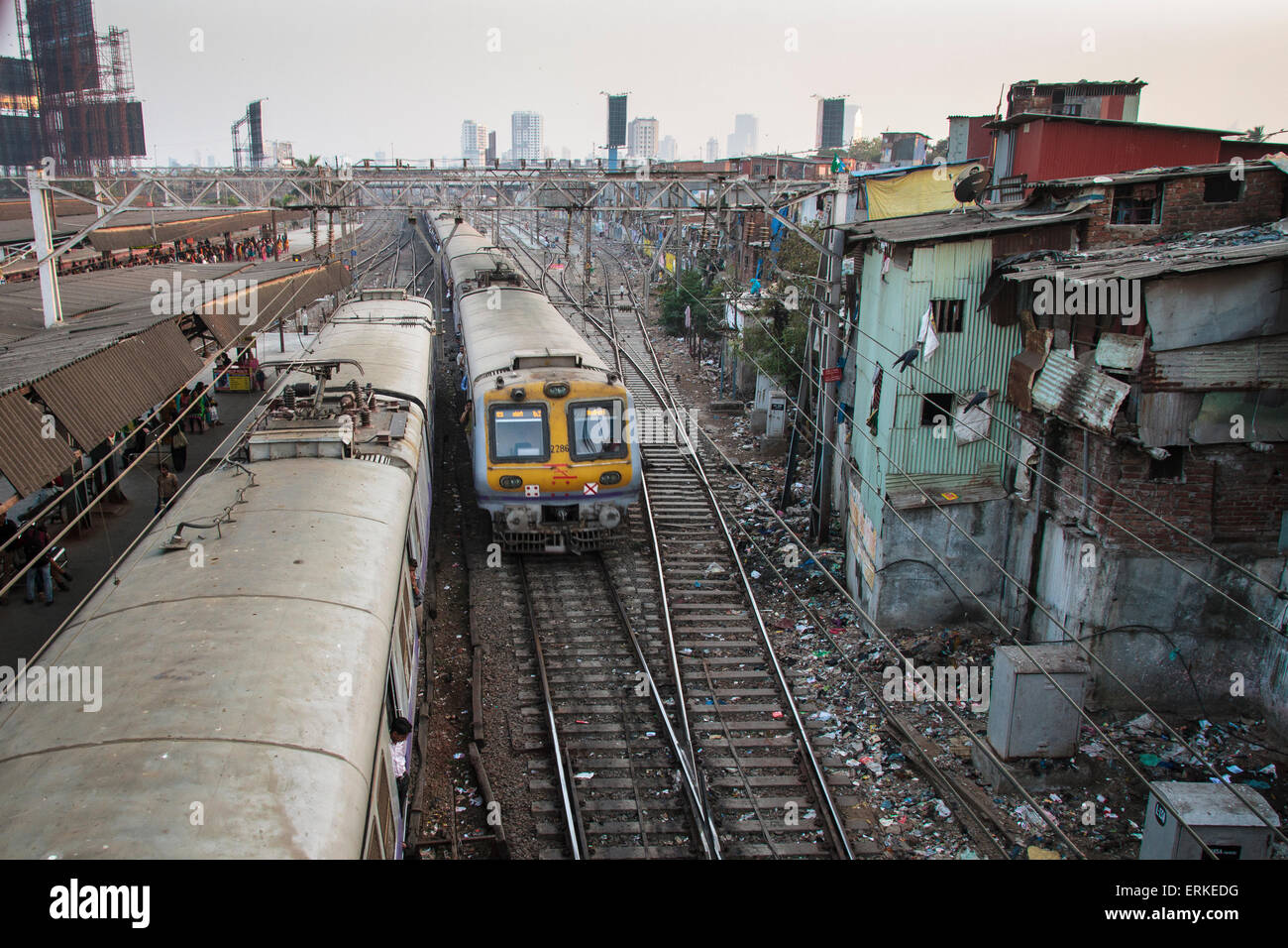 L'entrée de la gare de banlieue de Bandra, cabanes à côté des rails, près de Mumbai, Maharashtra, Inde Banque D'Images