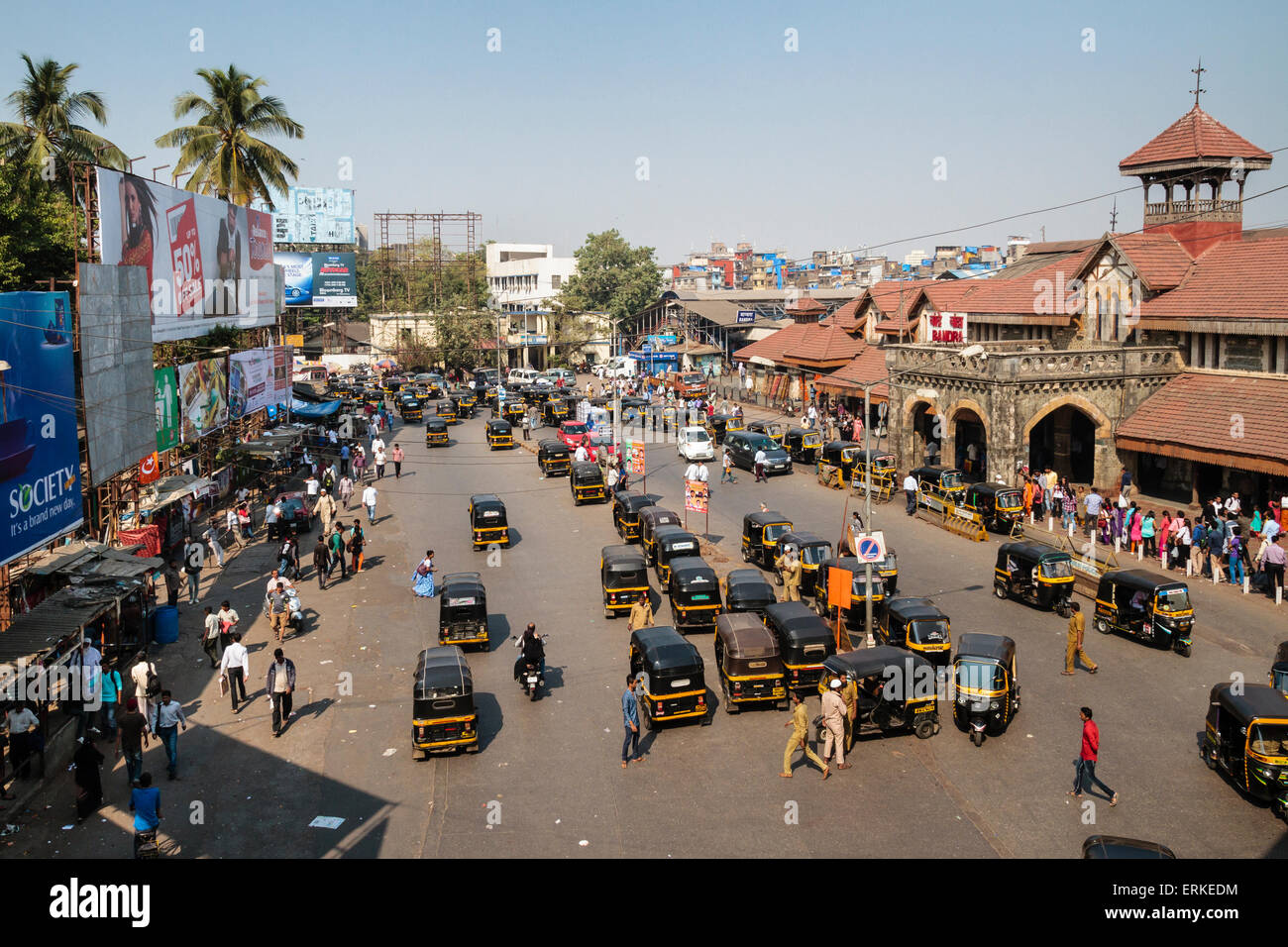 Tuk-tuks queing, Bandra, près de Mumbai, Maharashtra, Inde Banque D'Images