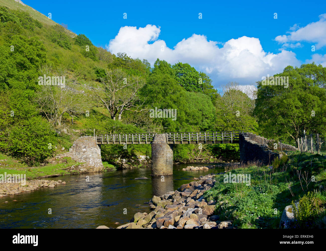 Passerelle au-dessus de la rivière Swale, près de Muker, Swaledale, Yorkshire Dales National Park, North Yorkshire, England UK Banque D'Images