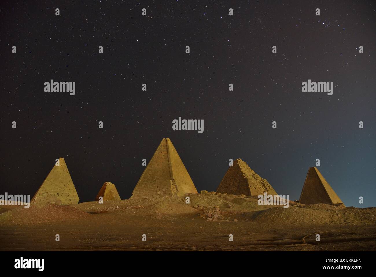 Pyramides de la northern méroïtique groupe dans le clair de lune, Gebel Barkal, Karima, le nord de l'État, la Nubie, Soudan Banque D'Images