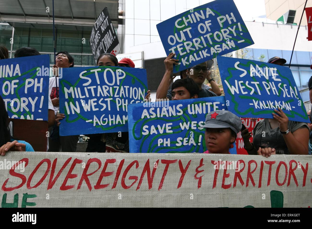 Makati, Philippines. 04 Juin, 2015. Les manifestants tiennent des affiches contre la militarisation de l'ouest de la mer des Philippines. Des groupes militants ont organisé un rassemblement devant le consulat de Chine à Buendia, Makati, d'exprimer leurs griefs contre la récente incursion chinoise dans l'ouest de la mer des Philippines. © J Gerard Seguia/Pacific Press/Alamy Live News Banque D'Images