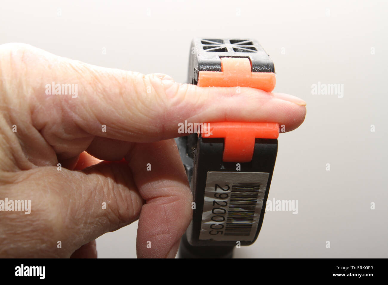 Collier de bois sur un doigt de l'homme Banque D'Images