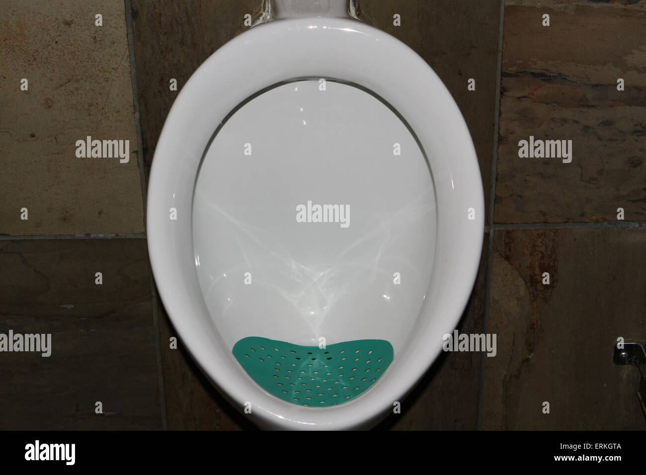 Urinoir avec green St Patrick's Day pad Banque D'Images