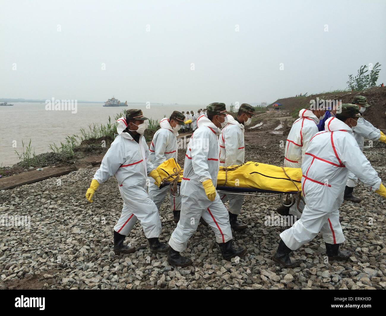 Jianli, Hubei, Chine. 4 juin, 2015. Les sauveteurs portent le corps d'un fonds d'aide aux victimes du navire a coulé 'Eastern Star' sur la rive de la rivière Yangtze dans la province de Hubei, du comté de Jianli, centre de la Chine, 4e juin 2015. . Les sauveteurs ont trouvé un autre corps 39 de 9:00 h le mercredi de 8 h 00 Jeudi, le nombre de décès a augmenté de 65 ans après le naufrage lundi soir. Il y a eu plus de 450 personnes à bord du bateau lorsqu'il sombra, selon l'agence de presse Xinhua. Credit : Panda Eye/Alamy Live News Banque D'Images