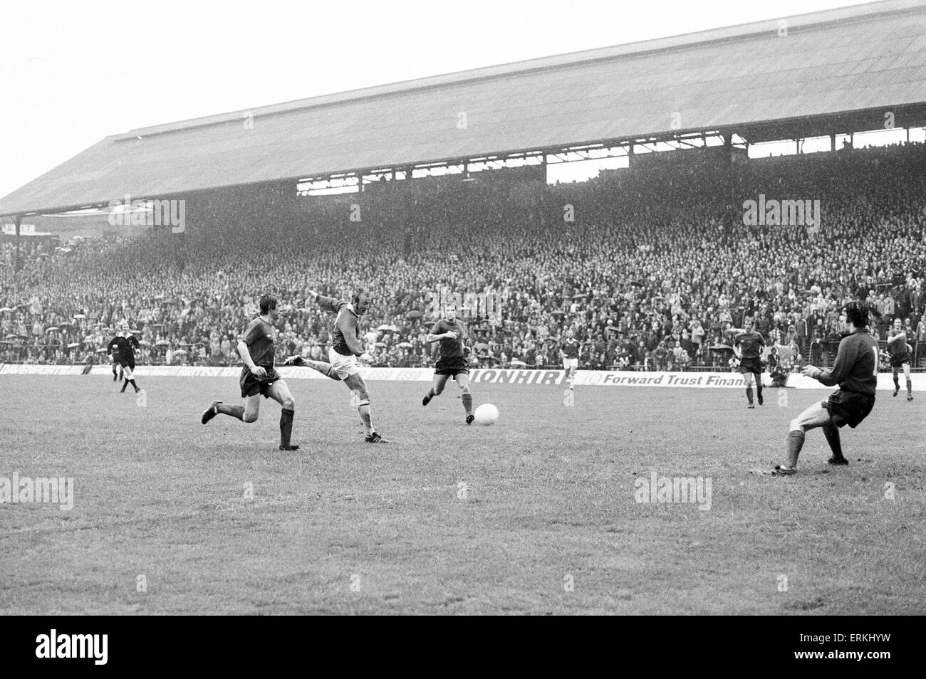 Division de la Ligue anglaise un match à St Andrews. Birmingham City 5 v Derby County 1. Kenny Burns de Birmingham en action pendant le match dans lequel il a inscrit quatre buts. 2 octobre 1976. Banque D'Images