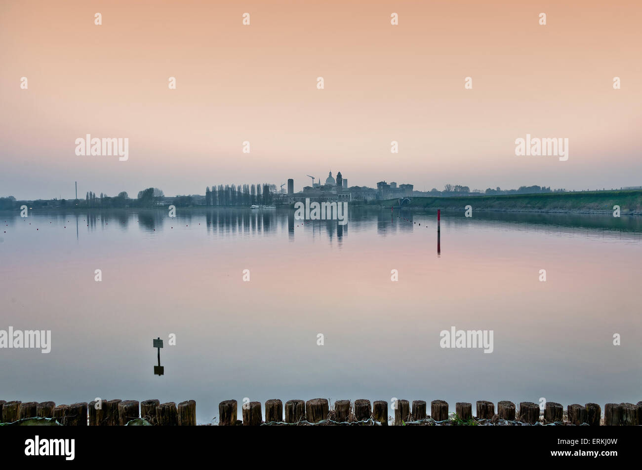 Mantova skyline at Dusk reflétée sur le lac de l'eau encore de repères d'ossature Banque D'Images