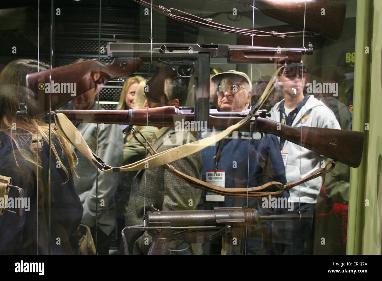 Normandie, France. 4e juin 2015. Dominante de la série télévisée Band of Brothers et leur entourage, y compris les anciens combattants de la DEUXIÈME GUERRE MONDIALE voir les expositions le jour de l'ouverture de la nouvelle Expérience D-Day Museum de St-Côme-du-Mont. Ils ont ensuite connu le vol inaugural sur l'attraction principale, un C-47 Flight Simulator. Les acteurs sont en Normandie dans le cadre de la D-Day événements de commémoration pour le 70e anniversaire de la fin de la Seconde Guerre mondiale. Crédit : Daniel et Blanc Flossie/Alamy Live News Banque D'Images Normandie, France. 4e juin 2015. Dominante de la série télévisée Band of Brothers et leur entourage, y compris les anciens combattants de la DEUXIÈME GUERRE MONDIALE voir les expositions le jour de l'ouverture de la nouvelle Expérience D-Day Museum de St-Côme-du-Mont. Ils ont ensuite connu le vol inaugural sur l'attraction principale, un C-47 Flight Simulator. Les acteurs sont en Normandie dans le cadre de la D-Day événements de commémoration pour le 70e anniversaire de la fin de la Seconde Guerre mondiale. Crédit : Daniel et Blanc Flossie/Alamy Live News Banque D'Images