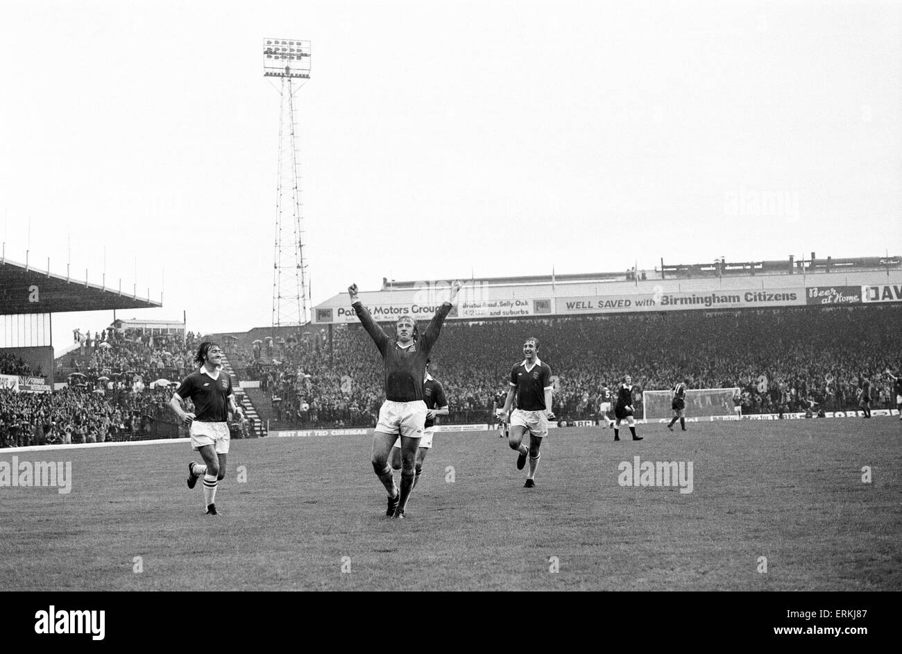Division de la Ligue anglaise un match à St Andrews. Birmingham City 5 v Derby County 1. Kenny Burns de Birmingham célèbre l'un de ses quatre buts. 2 octobre 1976. Banque D'Images