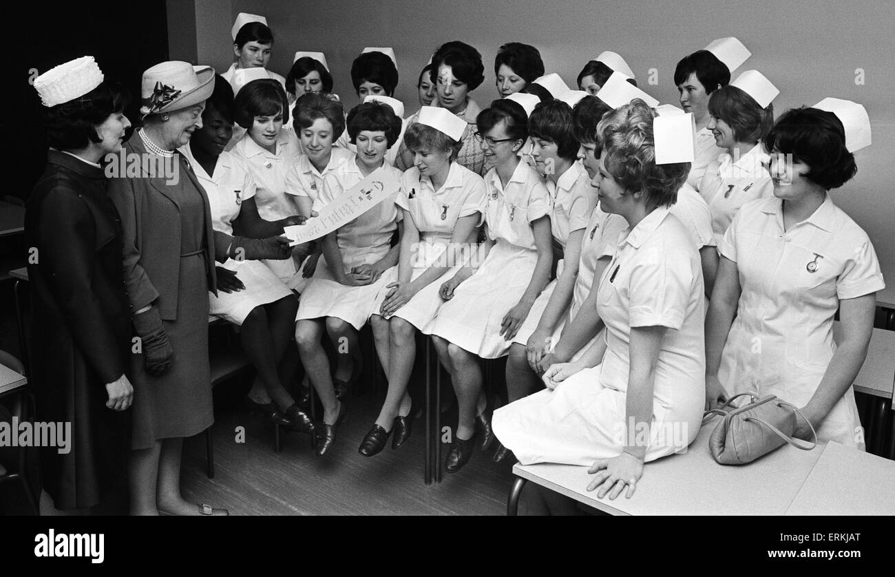 Les infirmières à l'École de sciences infirmières de Coventry qui reçoivent leur certificat après l'obtention du diplôme d'infirmière de Mme C B Madden et Mme E M Hibbs président du Comité de l'éducation des infirmières et infirmiers. 16 avril 1969 Banque D'Images