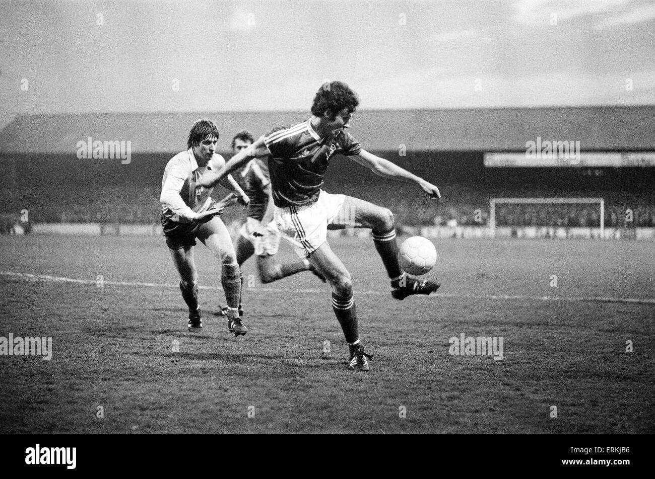 Première demi-finale de Coupe d'Europe match aller à la ville la masse. Nottingham Forest 2 et Ajax 0. Garry Birtles cause des problèmes dans la zone de pénalisation Ajax lors de l'ouverture des échanges de la comparaison. 9 avril 1980. Banque D'Images