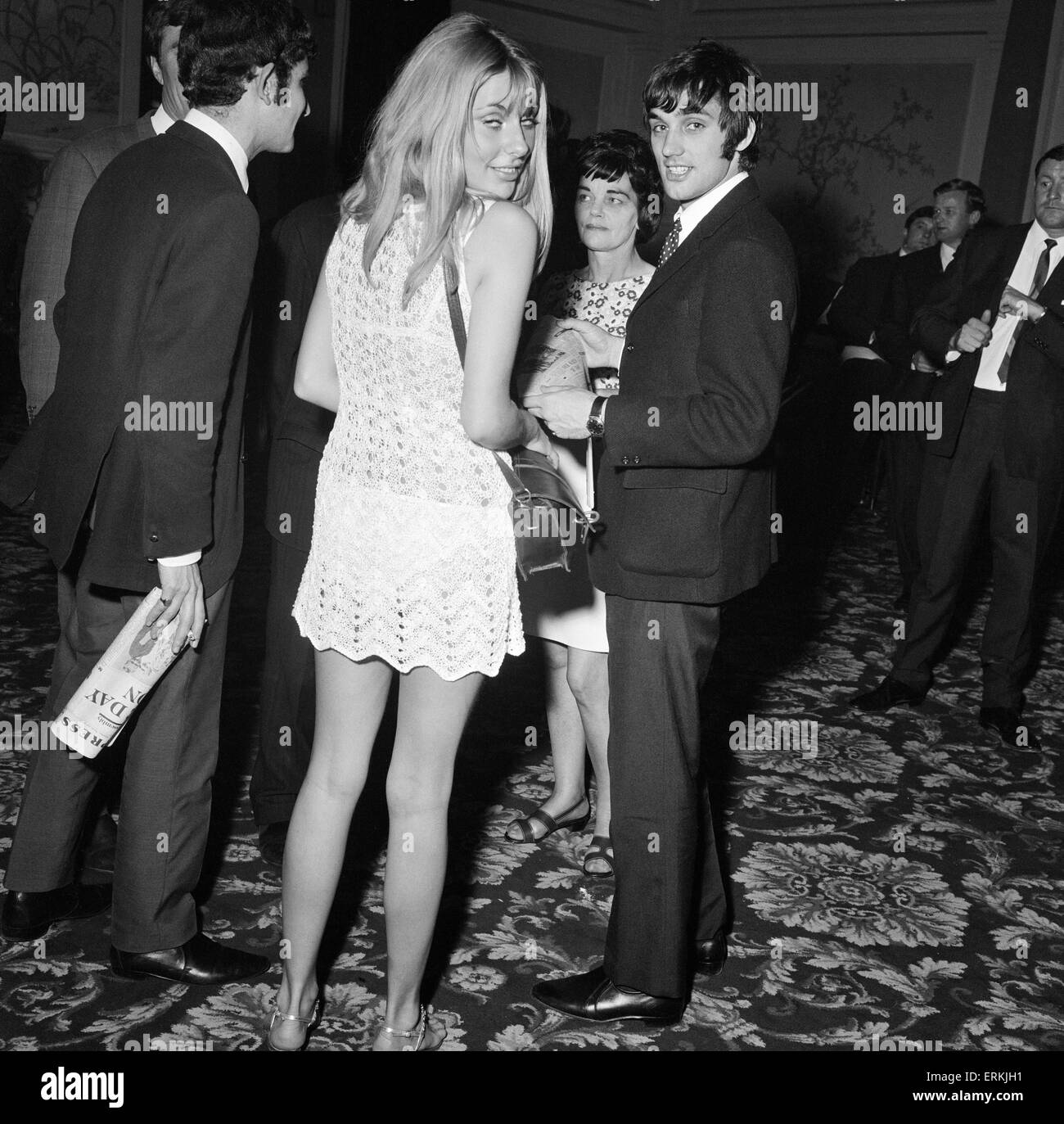 Réception à l'hôtel Russell à Londres pour la victoire de l'équipe de Manchester United après leur victoire 4-1 sur Benfica dans la finale de la coupe européenne à Wembley. Footballeur George Best de Manchester United avec petite amie Jackie Glass à la réception à 15h00. 30 mai 1968. Banque D'Images