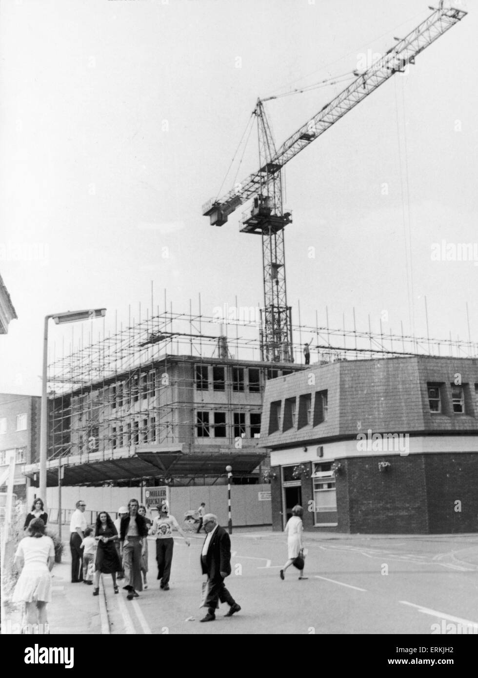 Une grue géante domine le bureau de poste de la rue King que la dernière partie du réaménagement du centre-ville de Bedworth 28 Juillet 1975 Banque D'Images