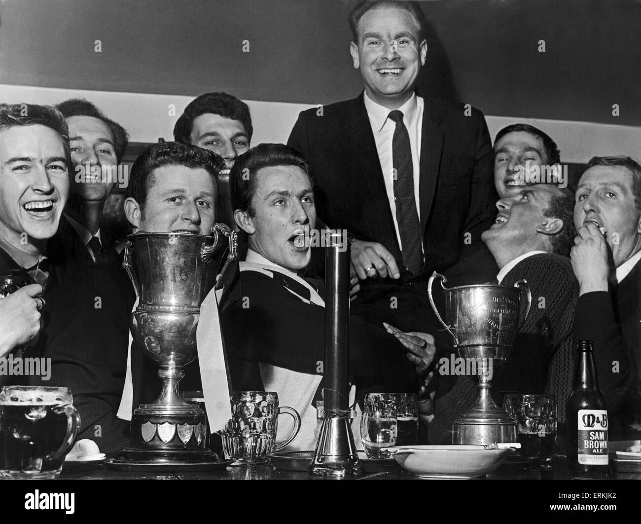 Temps de célébration pour Alvechurch football club joueurs suivant leur FA Cup Amateur deuxième tour victoire sur Walthamstow Avenue. Les joueurs de leur président le capitaine Glen Matthews. 25 janvier 1965. Banque D'Images