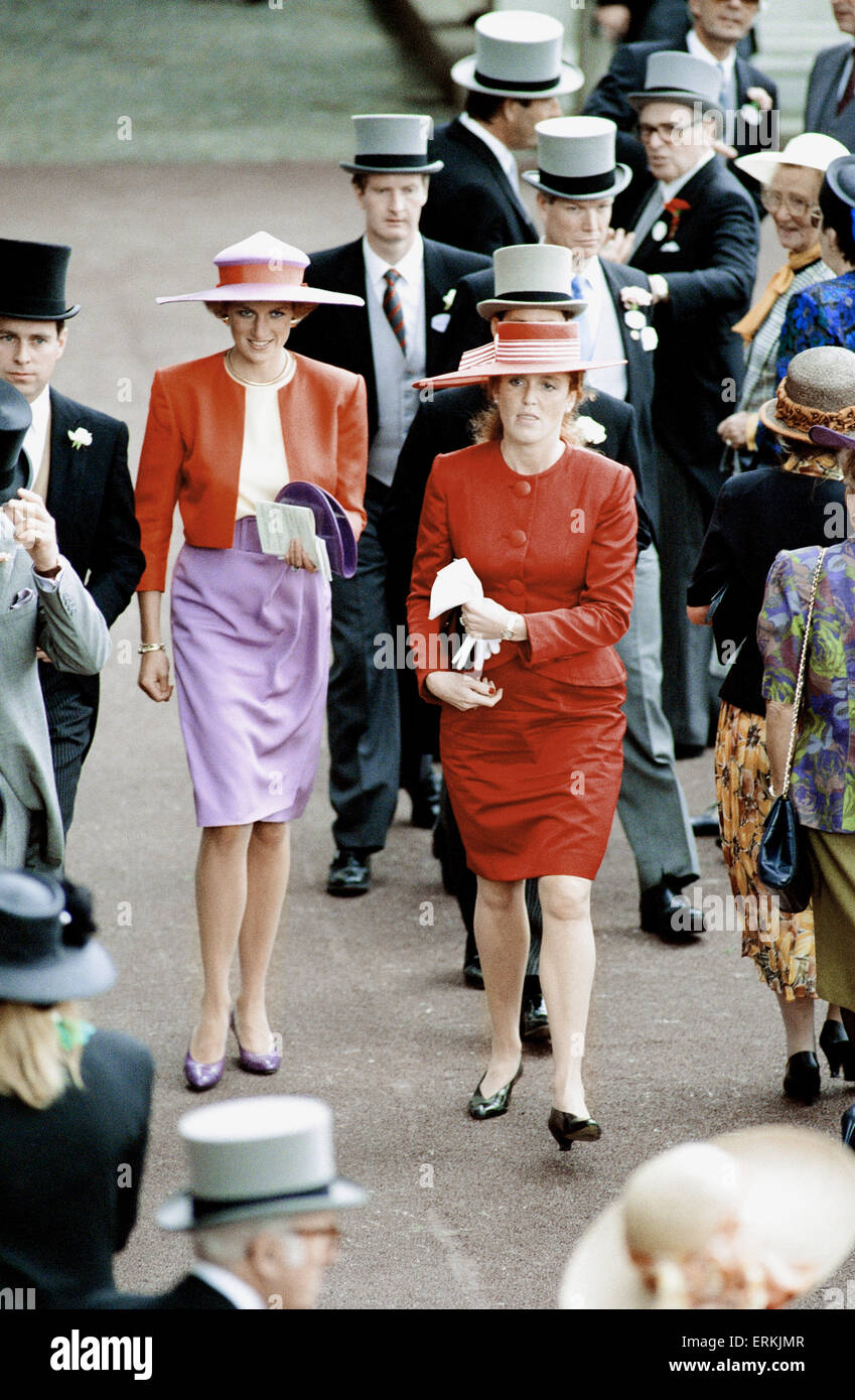 La princesse Diana et Sarah Ferguson, Fergie, Duchesse de York, sur la photo de concert au Royal Ascot, le mardi 19 juin 1990. Banque D'Images